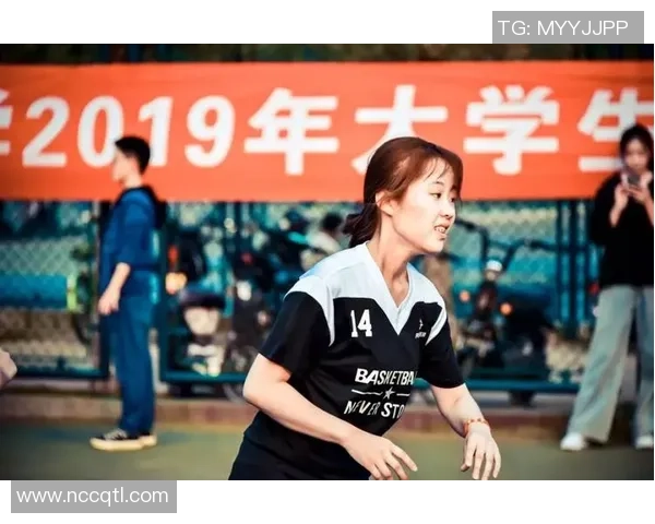 女友在篮球场展现风采与激情的瞬间让人心动不已的青春回忆 女友在篮球场展现风采与激情的瞬间让人心动不已的青春回忆